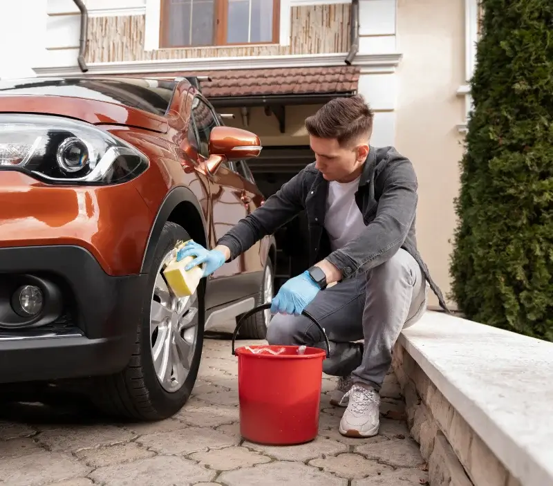 Lavage auto à domicile Villons-les-Buissons : professionnel intervenant sur un véhicule
